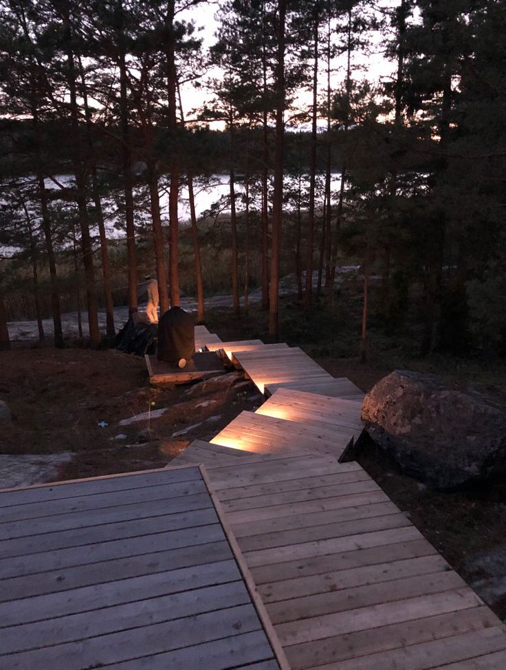 1W spotlights på trappstegen i den utvändiga trappan för att belysa trappan. Det indirekta ljuset är mjukt och stämningsfullt och framhäver trappan. Ledstore.fi